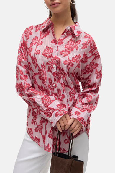 Rood gestreept en bloemig overhemd met lange mouwen van VERO MODA, gedragen met een witte broek en een bruine tas.
