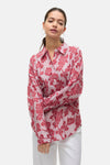 Rood gestreept overhemd met lange mouwen en bloemenprint, van VERO MODA, gedragen met een witte broek en een bruine tas.