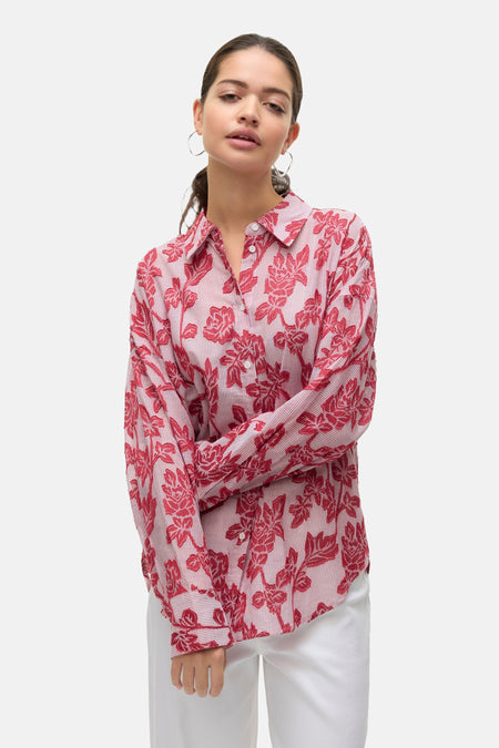 Rood gestreept overhemd met lange mouwen en bloemenprint, van VERO MODA, gedragen met een witte broek en een bruine tas.