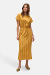 Robe à manches courtes jaune van VERO MODA, rayures verticales, ceinture nouée à la taille et chaussures à talons bas.
