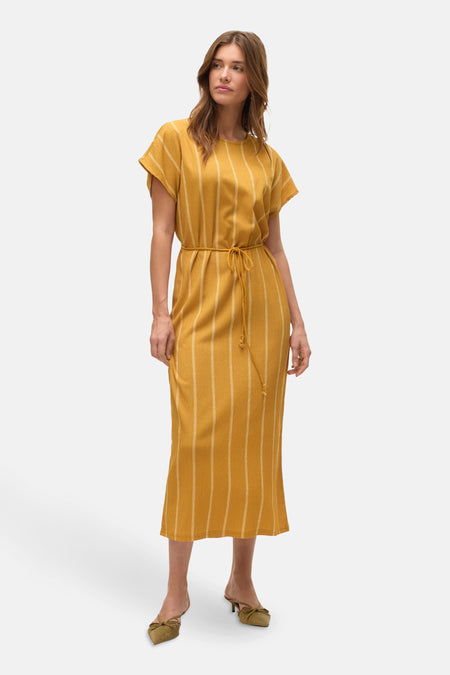 Gele jurk met korte mouwen van VERO MODA, verticale strepen, strikceintuur in de taille en lage hakken.