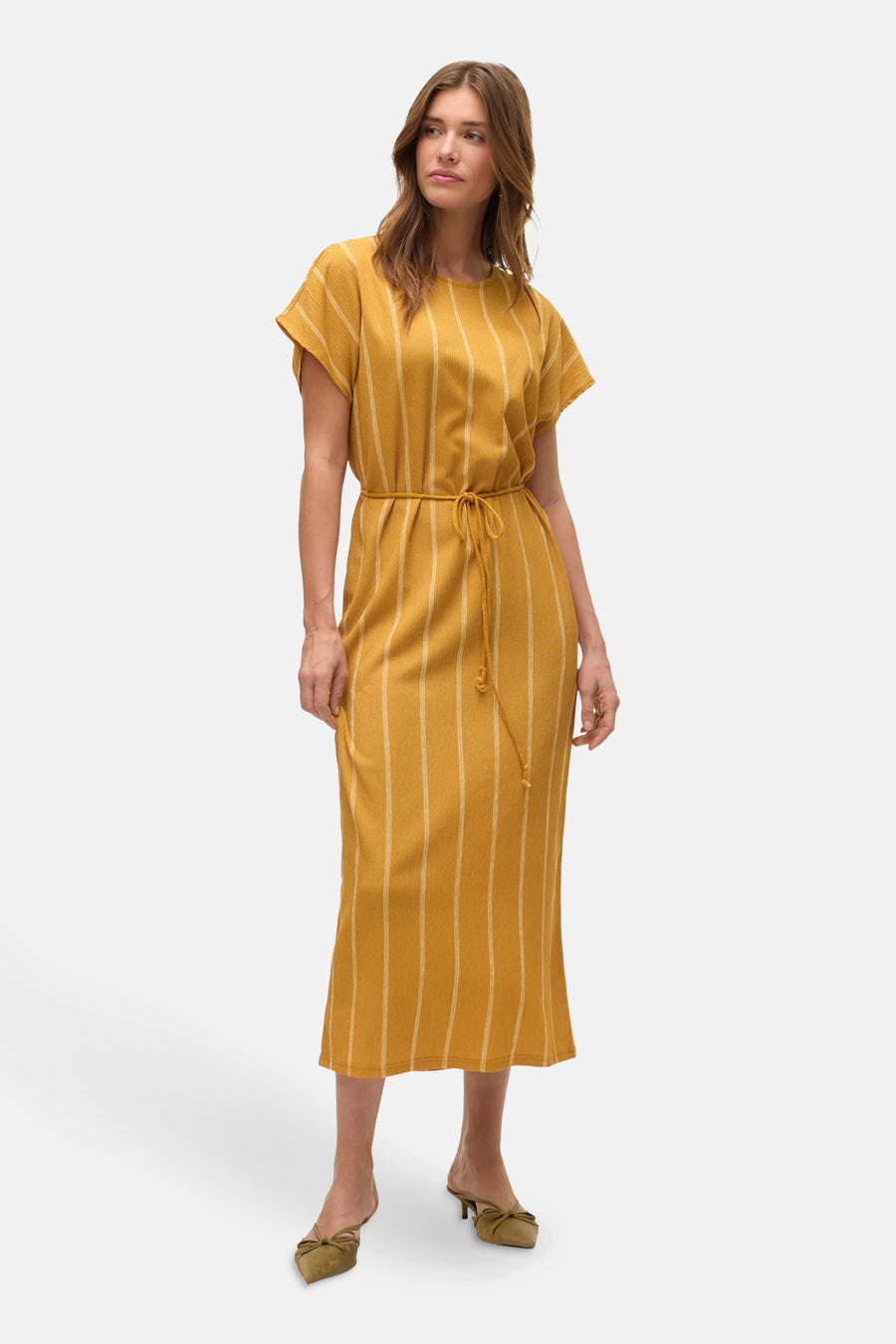 Robe à manches courtes jaune van VERO MODA, rayures verticales, ceinture nouée à la taille et chaussures à talons bas.
