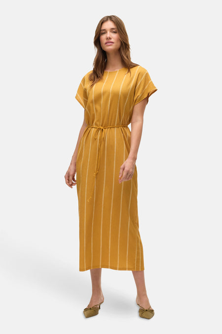 Gele jurk met verticale strepen van VERO MODA®, met strikceintuur en olijfgroene open hakken.