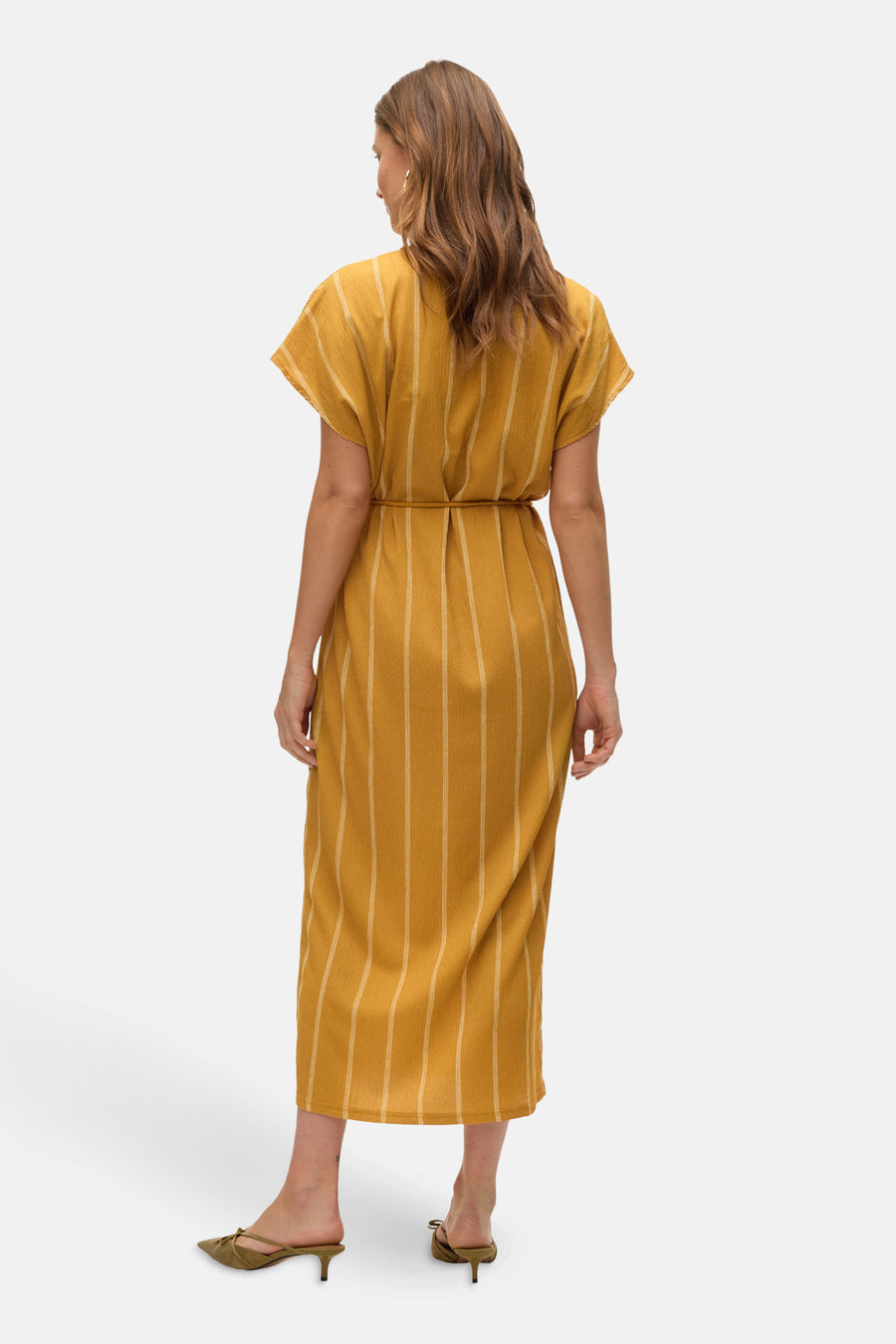 Robe jaune à rayures verticales de Vero Moda, avec ceinture nouée et manches courtes, portée avec des escarpins olive.
