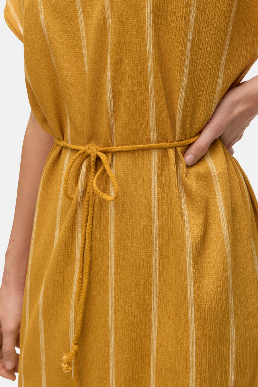 Robe jaune rayée à manches courtes de VERO MODA®, avec ceinture cordelette assortie.