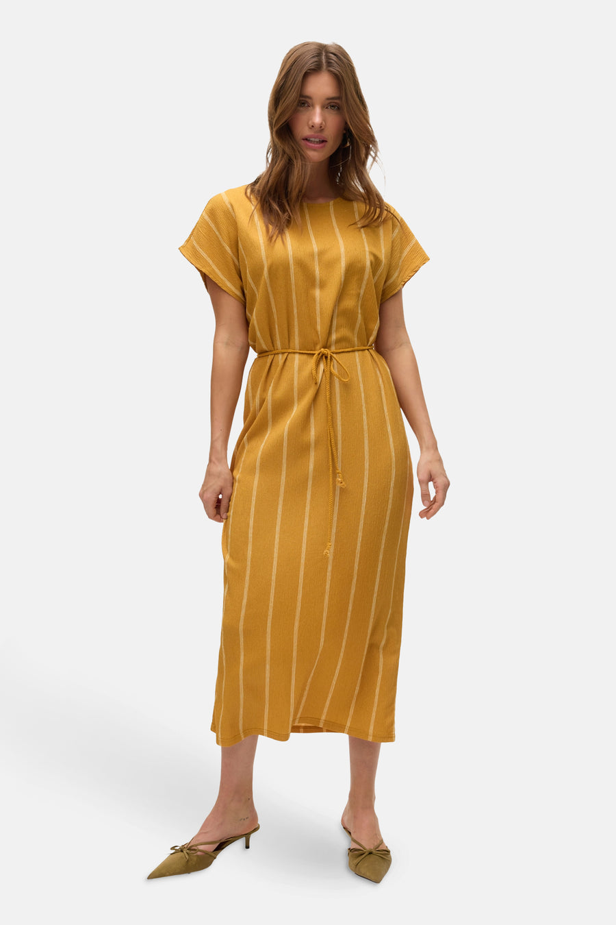 Robe jaune à rayures verticales par VERO MODA®, avec ceinture à nouer et chaussures pointues vertes.
