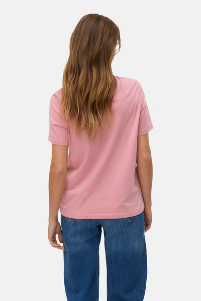 T-shirt rose à manches courtes de Vero Moda, porté avec un jean bleu.