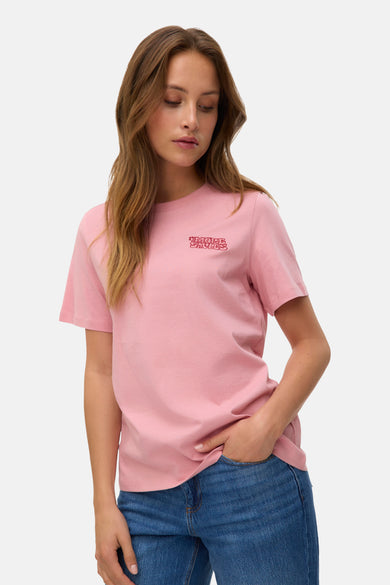 T-shirt rose à manches courtes de VERO MODA, porté avec un jean bleu.