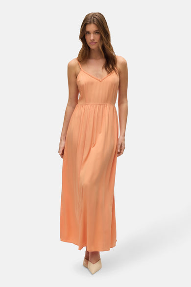 Robe longue orange de VERO MODA®, coupe évasée, bretelles fines et bordure tressée sur le décolleté en V.