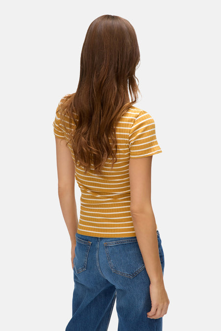 Okergestreept T-shirt met korte mouwen, van VERO MODA®, gedragen met een blauwe jeans.