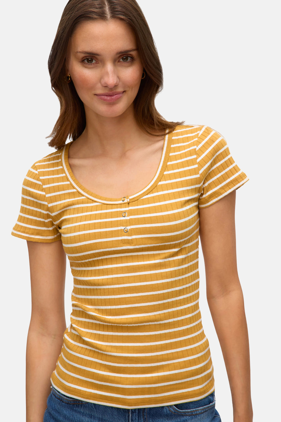 T-shirt à manches courtes ocre rayé blanc de VERO MODA, avec trois boutons décoratifs sur le devant.