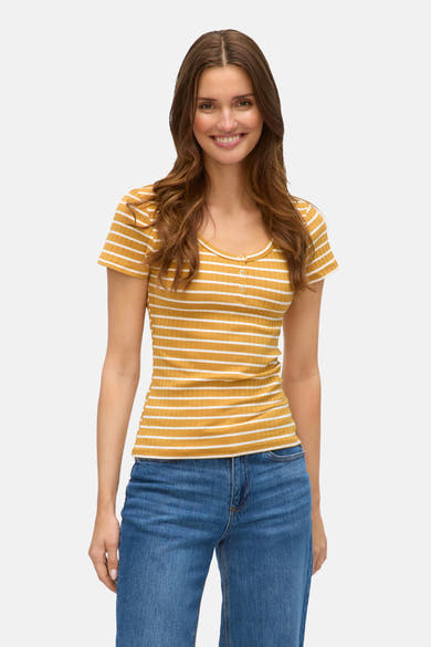 T-shirt à manches courtes ocre de VERO MODA®, à rayures horizontales, porté avec un jean.