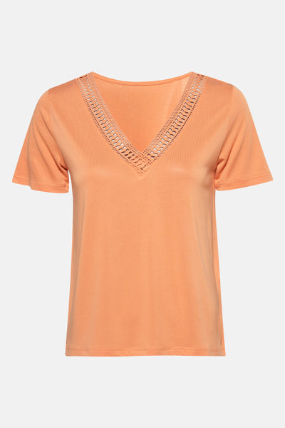 T-shirt orange à manches courtes de Vero Moda, avec col en V orné de détails ajourés.