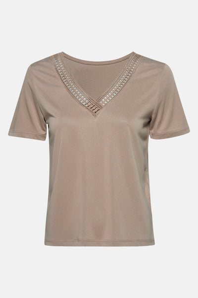 Beige T-shirt met korte mouwen van VERO MODA met een kanten rand bij de V-hals.