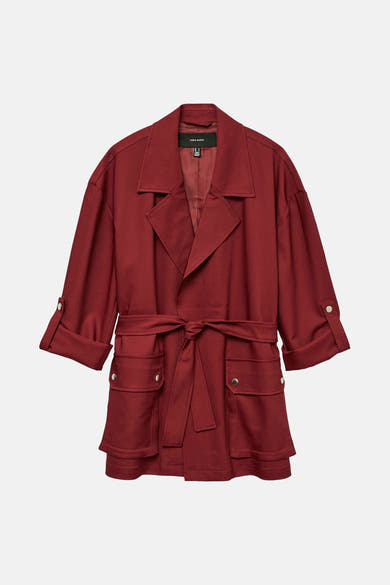 Veste courte bordeaux de VERO MODA avec ceinture nouée et poches plaquées.