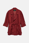 Veste courte bordeaux de VERO MODA avec ceinture nouée et poches plaquées.