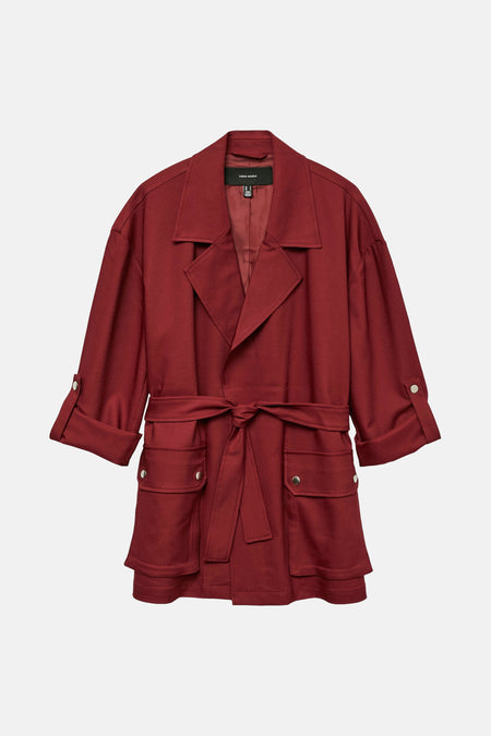 Korte bordeauxrode jas van VERO MODA met strikceintuur en opgestikte zakken.