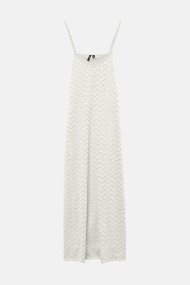 Lange witte jurk van VERO MODA, met een opengewerkt zigzagpatroon op een effen achtergrond.