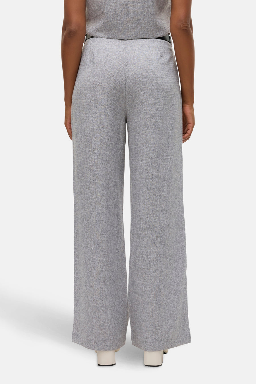 Pantalon de costume gris de VERO MODA®, coupe ample et jambes larges, vue arrière.