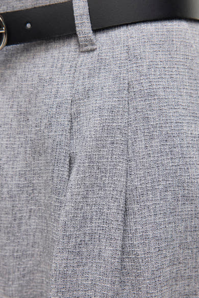 Pantalon de costume gris chiné de VERO MODA, avec plis, détail ceinture noire.