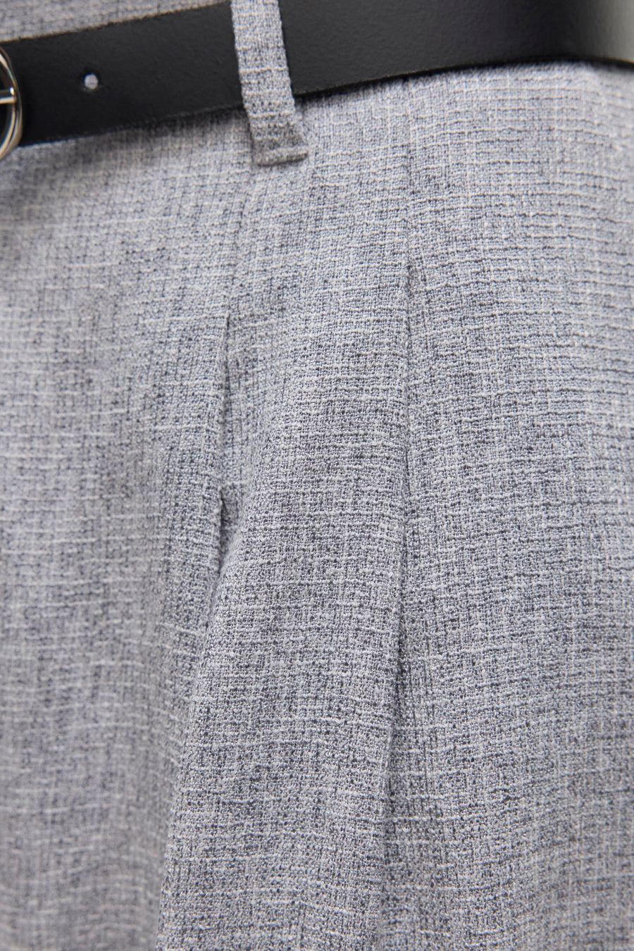 Pantalon de costume gris chiné de VERO MODA, avec plis, détail ceinture noire.