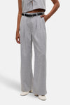 Pantalon de costume gris chiné de Vero Moda, avec ceinture noire et poches.
