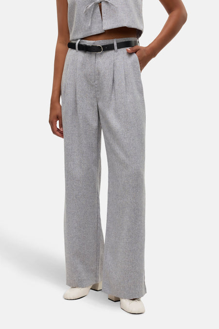 Grijze gemêleerde kostuumbroek van Vero Moda, met zwarte riem en zakken.