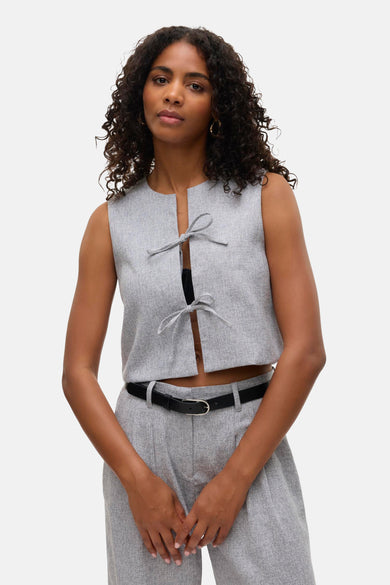 Grijze blouse met korte mouwen van VERO MODA®, met decoratieve strikken aan de voorkant.