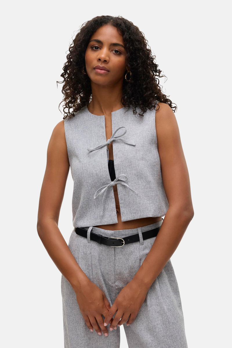 Grijze blouse met korte mouwen van VERO MODA®, met decoratieve strikken aan de voorkant.