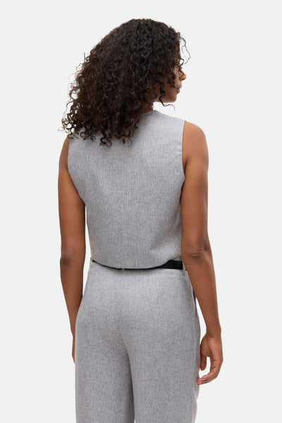 Grijs T-shirt met korte mouwen van VERO MODA, met zwarte riem en textuurstof.