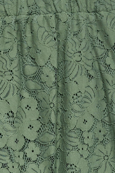 Pantalon vert en dentelle de VERO MODA® avec motif floral et texture délicate, légèrement froncé.