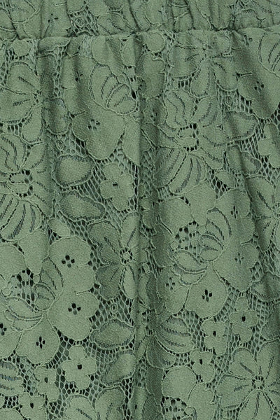 Pantalon vert en dentelle de VERO MODA® avec motif floral et texture délicate, légèrement froncé.