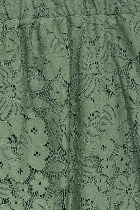 Pantalon vert en dentelle de VERO MODA® avec motif floral et texture délicate, légèrement froncé.