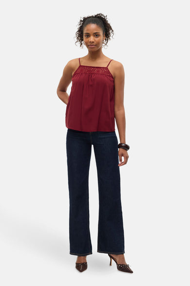 Chemisier bordeaux sans manches de VERO MODA, avec détails en dentelle à l'encolure.