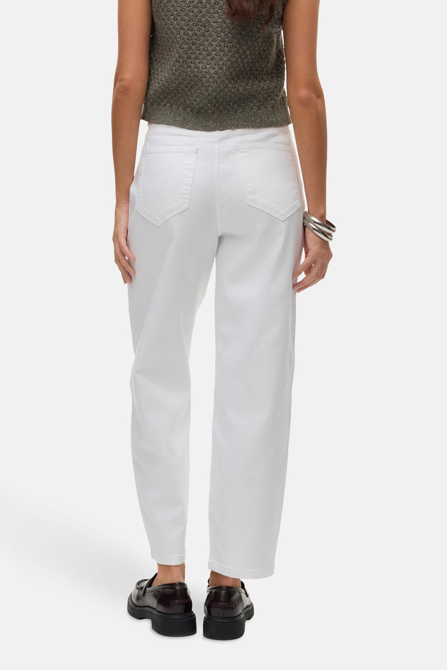Jean blanc en denim de VERO MODA, présenté de dos, avec un pull vert et des bracelets argentés.