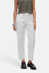 Jean blanc en denim par VERO MODA, porté avec des chaussures brunes et un haut en maille.
