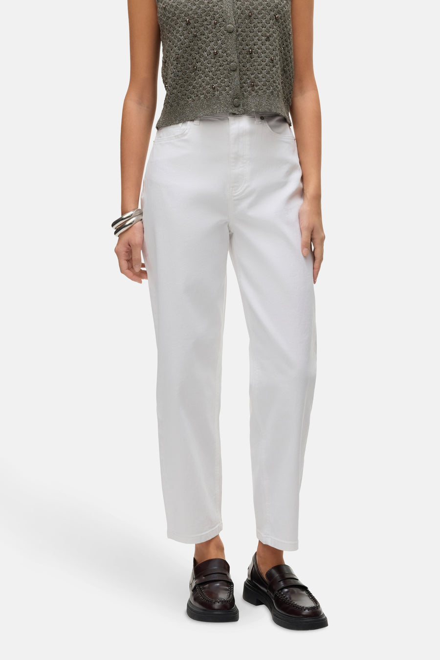 Jean blanc en denim par VERO MODA, porté avec des chaussures brunes et un haut en maille.
