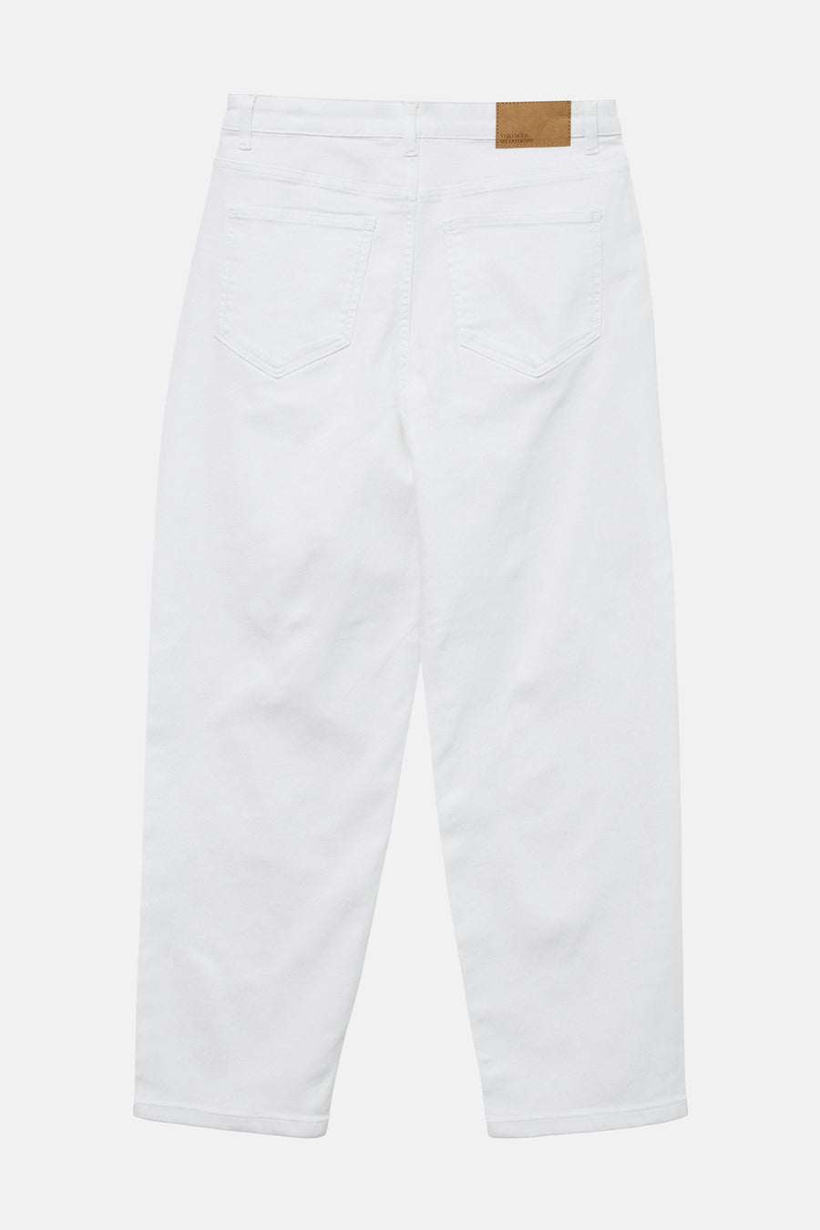 Jean blanc en denim par Vero Moda, avec poches arrière visibles.