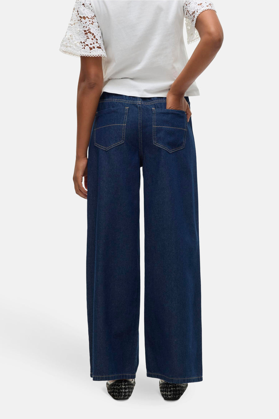 Jean large en denim bleu foncé de VERO MODA, avec poches arrière et coupe ample.