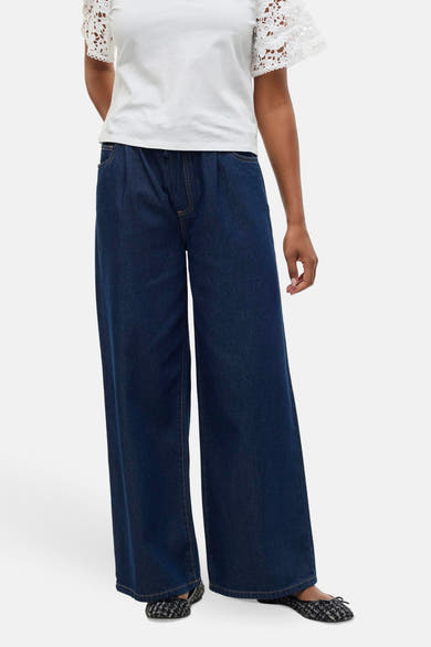 Jeans larges en denim bleu foncé de Vero Moda, avec des coutures contrastées et des ballerines à motifs.