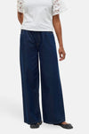 Jeans larges en denim bleu foncé de Vero Moda, avec des coutures contrastées et des ballerines à motifs.