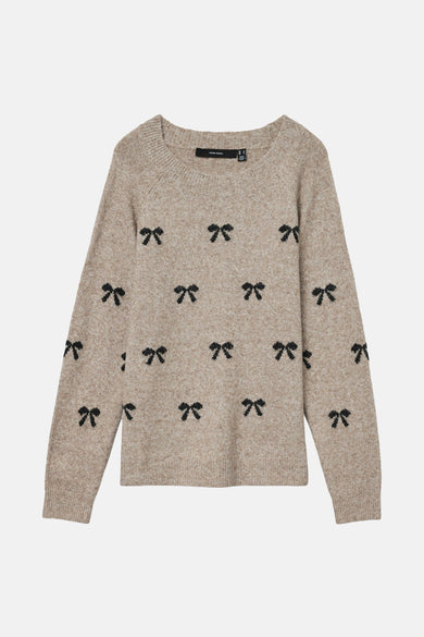 Pull beige à col rond par Vero Moda, agrémenté de motifs de nœuds noirs sur l'ensemble.
