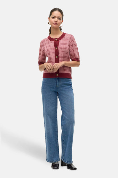 Rode trui met ronde hals van VERO MODA® met ruitpatroon, gedragen met een wijde jeans.