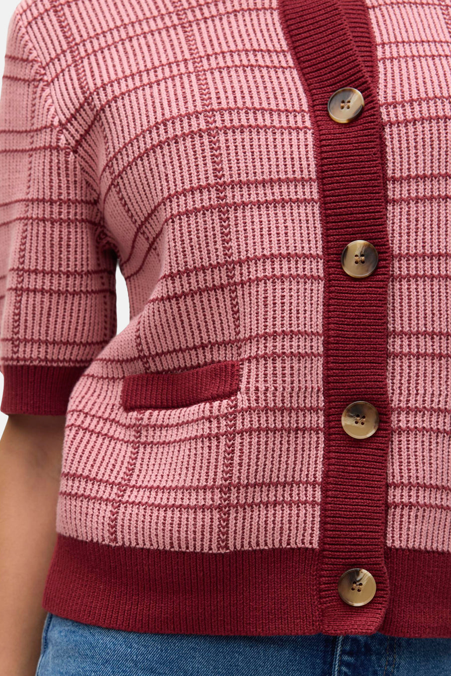 Rode trui met ronde hals van VERO MODA, geruit patroon, korte mouwen en knoopsluiting.