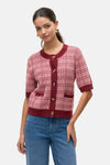 Rode rondehals trui van VERO MODA® met ruitpatroon, gedragen met een blauwe jeans.