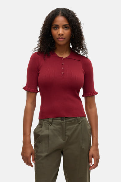 Polo bordeaux à manches courtes de VERO MODA, en maille côtelée avec détails à volants.