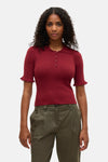 Polo bordeaux à manches courtes de VERO MODA, en maille côtelée avec détails à volants.