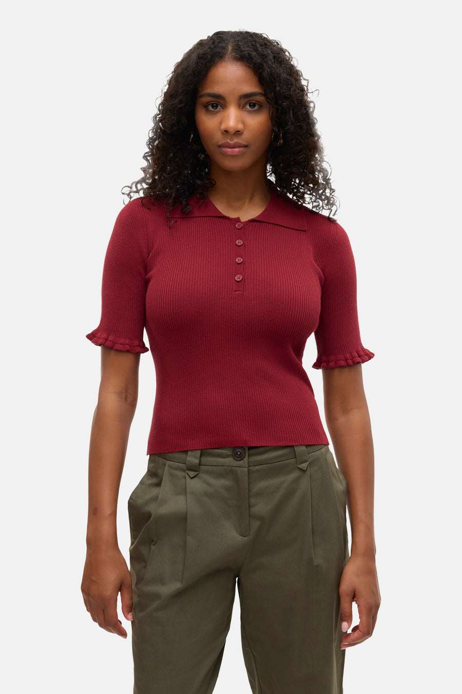 Polo bordeaux à manches courtes de VERO MODA, en maille côtelée avec détails à volants.