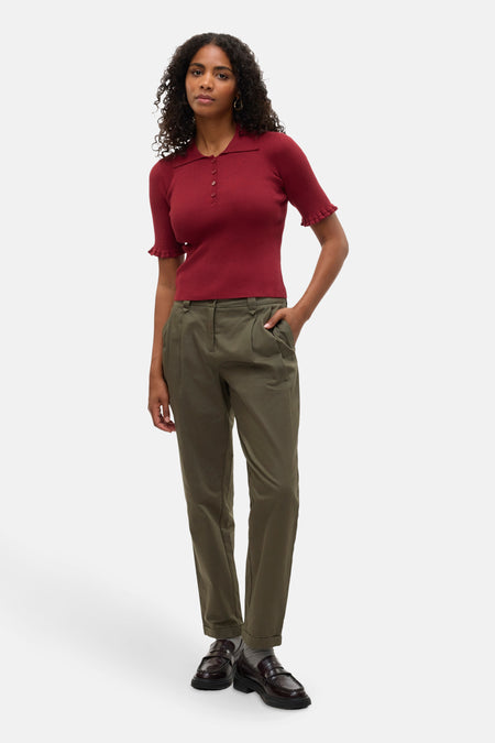 Bordeaux poloshirt met korte mouwen van VERO MODA®, gedragen met een olijfgroene broek.