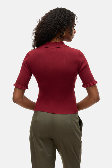 Polo bordeaux à manches courtes de Vero Moda, en maille côtelée avec ourlets volantés.